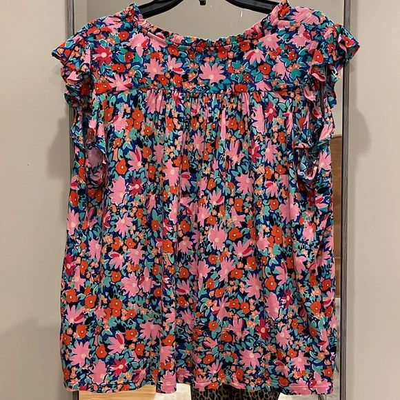 Loft- Petite Large flutter sleeve top mixed media print - Picture 2 of 4